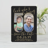 Save The Date Regardez qui est 50 Black & Gold Anniversaire Part (Debout devant)