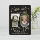 Save The Date Regardez qui est 70 Black & Gold 2 Photo fête d'an (Debout devant)