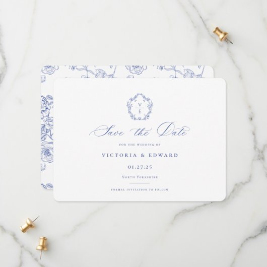 Save The Date Regency Blue Monogram Crest Mariage (Devant/Arrière en situation)