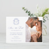 Save The Date Regency Blue Monogram Crest Photo Mariage (Debout devant)