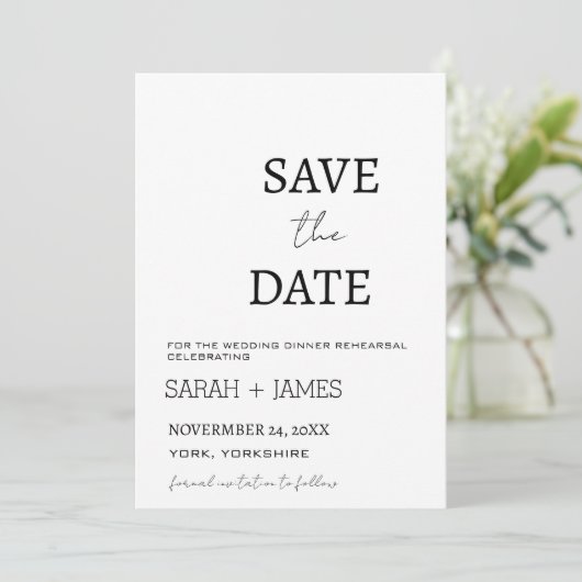 Save The Date Répétition de dîner de mariage blanc de script min (Debout devant)