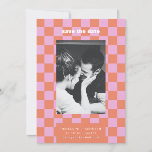 Save The Date Retro Checkerboard Pink Orange Mod Wedding Photo (Devant)