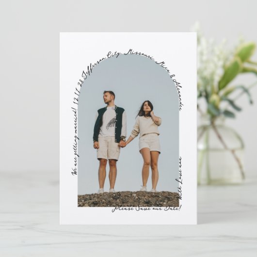 Save The Date Rétro manuscrit simple Doodle noir et blanc (Debout devant)