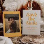 Save The Date Retro Mariage Jaune Enregistrer La Date<br><div class="desc">Rétro et élégant enregistrer la carte de date avec la police boho qui dit "enregistrer la date" en couleur jaune. Vous pouvez ajouter une photo au dos.</div>