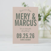 Save The Date Retro Moderne Gras Vert & Beige Écriture Mariage  (Debout devant)