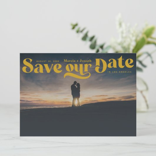 Save The Date Retro Serif Mustard Jaune (Debout devant)