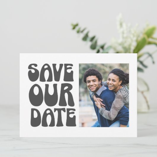 Save The Date Retro Super les années 70 noir blanc Photo Mariage (Debout devant)