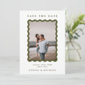 Save The Date Retro Wavy Frame Photo Vert & Blanc Mariage (Debout devant)