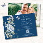 Save The Date Romantic Blue Floral Photo QR Code Mariage<br><div class="desc">Romantic Blue Floral Photo QR Code Wedding Save The Date Card présente des fleurs de céleste bleu poussiéreux et de delphinium avec une végétation d'eucalyptus agrémentée de papillons. Ajoutez votre texte personnalisé dans un élégant script de calligraphie moderne, avec votre site Web mariage et votre code QR avec votre photo...</div>