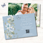 Save The Date Romantic Blue Floral Photo QR Code Mariage<br><div class="desc">Romantic Blue Floral Photo QR Code Wedding Save The Date Card présente des fleurs de céleste bleu poussiéreux et de delphinium avec une végétation d'eucalyptus agrémentée de papillons. Ajoutez votre texte personnalisé dans un élégant script de calligraphie moderne, avec votre site Web mariage et votre code QR avec votre photo...</div>