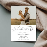 Save The Date Romantic Chic Script tendance Mariage photo rustiq<br><div class="desc">Votre histoire d'amour est unique, alors pourquoi ne pas l'annoncer avec quelque chose d'aussi spécial ? Cette photo rustique Save the Date allie romantisme chic et style moderne tendance, conçue pour refléter l'ambiance douce et sentimentale de votre journée. Avec de la place pour votre photo fiançailles préférée, il devient un...</div>