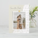 Save The Date Romantic Love Story Mariage photo<br><div class="desc">Photo de script romantique enregistrer les cartes de date. Customisez le devant avec votre photo et ajoutez vos coordonnées de mariage à venir à l'arrière de la carte. Pour obtenir de meilleurs résultats, recadrez la photo sur un rectangle avant de la télécharger. Si vous avez besoin d'aide, contactez-moi - Je...</div>