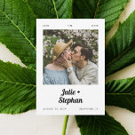 Save The Date Romantic Vintage Photo Retro Noms Décontracté Mari<br><div class="desc">Annoncez votre journée spéciale avec ce Romantic Vintage Photo Retro Noms Mariage Décontracté Enregistrer la Date. Doté d'une photo en noir et blanc, d'une typographie minimaliste et d'une touche d'élégance vintage, ce design capture un amour sincère et intemporel. Idéal pour les couples à la recherche d'une ambiance classe mais moderne...</div>