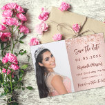 Save The Date Rose de fête d'anniversaire<br><div class="desc">Un moderne et élégant Save the Date pour une fête d'anniversaire de 18e (ou tout autre âge). arrière - plan rose doré dégradé, décoré de confettis d'or rose. Personnalisez et ajoutez une photo, une date et un nom. Le texte : Save the Date est écrit avec un script de style...</div>