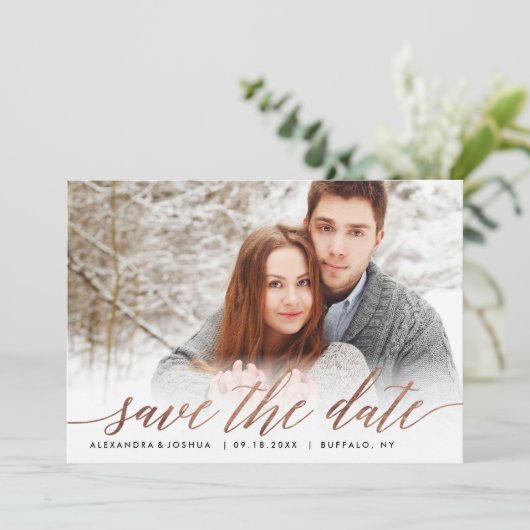 Save The Date Rose Gold Script Photo Enregistrer la date à Faux  (Debout devant)