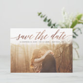 Save The Date Rose Gold Script Photo Enregistrer la date à Faux  (Debout devant)