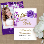 Save The Date Rose pourpre et feuille d'or Quinceanera Photo<br><div class="desc">Photo Save the Date pour quinceanera ou toute autre occasion spéciale. Design floral élégant avec des fleurs roses d'aquarelle et des feuilles dans les tons violet et or. Design chic et moderne pour vos 15, 15 ans de fête. Parcourez ma collection Rose violet et feuille d'or pour trouver les produits...</div>