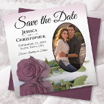 Save The Date Rose romantique Dusty Mauve avec Mariage Oval Phot<br><div class="desc">Ces magnifiques cartes de dates sont le moyen parfait pour que vos amis et votre famille connaissent votre prochain mariage. Elles présentent un design élégant avec un seul rose à long tige poussiéreux ou un rose de couleur mauve rose réfléchissant dans un bassin d'eau avec des vagues et ondulant avec...</div>