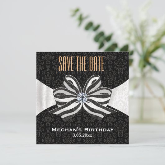Save The Date Ruban diamant avec motif Damas Variation (Debout devant)