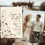 Save The Date Rustic Boho Chic Fleur sauvage Photo Retour Mariag<br><div class="desc">Ce magnifique mariage, à l'exception de la carte datation, présente un design moderne et justifié avec des lettres de script élégantes, un dos couleur crème ou ivoire, et un délicieux spray de fleurs sauvages délicats dans les tons de terre bleu poussiéreux, sienne et taupe. Le dos a de l'espace pour...</div>