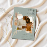 Save The Date Rustic Boho Sage Mariage photo<br><div class="desc">Annoncez votre journée spéciale en style avec cette Rustique Boho Sage Photo Wedding Enregistrer la carte Date. Parfait pour les couples qui planifient un mariage de automne, cette carte est dotée d'un cadre vert sage et d'une bordure florale Boho étonnante qui encadre magnifiquement votre photo fiançailles préférée. Avec des polices...</div>