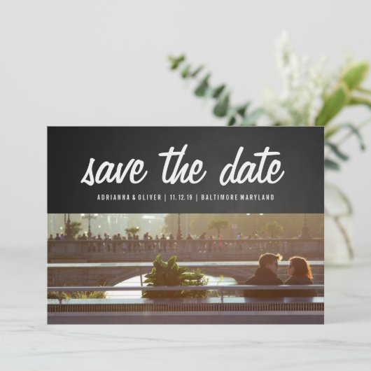 Save The Date Rustic Chalkboard Enregistrer La Date | Photo en c (Debout devant)