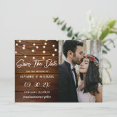 Save The Date Rustic Grange Bois Chaîne Lumières Mariage Photo (Debout devant)