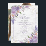 Save The Date Rustic Lilac Lavender Gold Photo Enregistrer la da<br><div class="desc">Moderne et branché, ce joli mariage de style rustique Save the Date design de la carte présente une célébrité lavande violet ornée de fleurs violettes lilas lavande, une verdure bleu-vert poussiéreuse, une parties scintillant dorée et des lettres à la main tendance. Le dos de la carte contient votre photo fiançailles...</div>