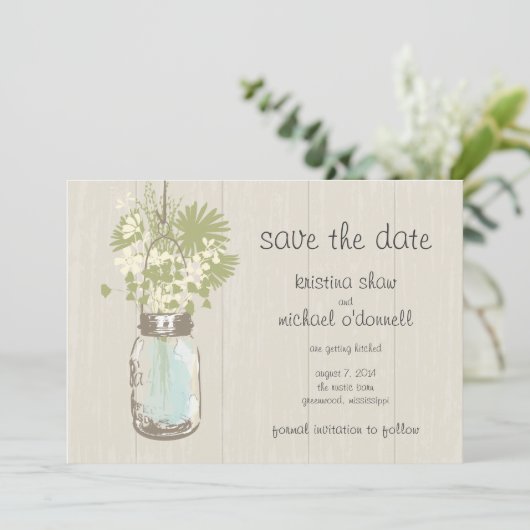 Save The Date Rustic Mason Jar & Fleurs sauvages Enregistrer la  (Debout devant)