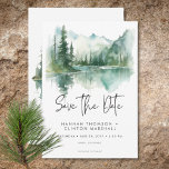 Save The Date Rustic Mountain Lake Scene Mariage d'aquarelle<br><div class="desc">Echappez-vous à une retraite sereine en montagne avec votre mariage, enregistrez la carte de date. Ce design exquis présente un tableau d'aquarelle époustouflant d'une montagne majestueuse, ses pentes drapées de pins luxuriants, reflétant leur beauté dans les eaux cristallines en contrebas. Les tons naturels doux du bronzage, du vert, du blues...</div>