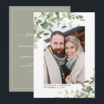 Save The Date Rustic Sage Eucalyptus Mariage Photo Enregistrer l<br><div class="desc">Eucalyptus Verdure Mariage photo Sauvez la date avec votre photo fiançailles et notre belle Californie (ouest) de l'eucalyptus vert, verte, verte botanique moderne et typographie moderne. Élégamment moderne, mais intemporelle et classique. Ce design combine les éléments naturels de l'eucalyptus et du lierre avec la typographie moderne. Parfait pour un mariage...</div>