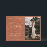 Save The Date Rustic Terracotta Feuilles & Photo Mariage élégant<br><div class="desc">Ce magnifique mariage Save the Date card présente un design rustique couleur terre cuite avec des lettres de script modernes et des sprigs de feuilles d'aquarelle peints à la main dans les tons ou de rouille orange et le nombre brûlé. Il y a de l'espace pour votre photo, le nom...</div>