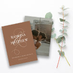 Save The Date Rustic Terracotta Photo Ampersand Enregistrer La D<br><div class="desc">Ce design rustique avec son impressionnante esplanade contre un arrière - plan en terre cuite fait l'annonce idéale Save The Date pour votre lieu mariage moderne. Customisez facilement vos informations et photo de choix.</div>