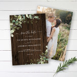 Save The Date Rustic Wood Eucalyptus Mariage Photo Enregistrer l<br><div class="desc">Bois rustique Eucalyptus Verdure Mariage Photo Save the Date avec votre photo fiançailles et notre belle Californie (ouest) eucalyptus vert, verte botanique moderne et la typographie moderne sur un arrière - plan rustique de bois de ferme. Élégamment moderne, mais intemporelle et classique. Ce design combine les éléments naturels de l'eucalyptus...</div>