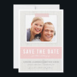 Save The Date Rustic Wood Grain Motif rose Photo Enregistrer la<br><div class="desc">Photo moderne et joli enregistrer la date annonce avec le motif à grains de bois et les accents roses. Customisez cette enregistrer la date en ajoutant vos propres détails et photo.</div>