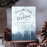 Save The Date Rustic Woods Blue Mountain Pine Trees Mariage<br><div class="desc">Ces magnifiques sauvez la date sont une excellente façon de faire connaître à vos amis et votre famille votre prochain mariage. L'aménagement comprend une scène montagneuse rustique avec une forêt de pins bleus, entourée de brume ou de brouillard. Le texte de calligraphie de script lacy donne un air d'élégance. Idéal...</div>