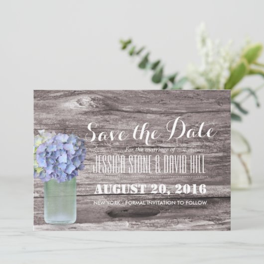 Save The Date Rustique Blue Hydrangea Mason Jar Bois Enregistrer (Debout devant)