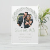 Save The Date Sage Green Garland Photo Enregistrer la date (Debout devant)