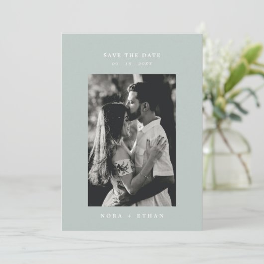 Save The Date Sage Green Line Art Leaf Monogramme Mariage (Debout devant)