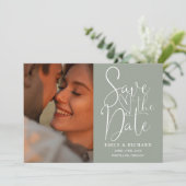 Save The Date Sage Green Mariage 2 Photo QR Code Élégant Script (Debout devant)