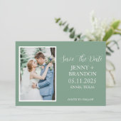 Save The Date Sage Green Script Décontracté Photo Romantique (Debout devant)