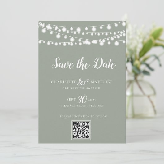 Save The Date Sage Green String Lights Script moderne Enregistre (Debout devant)