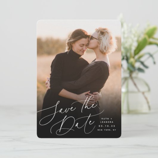 Save The Date Script balayé par vent | Photo verticale (Debout devant)