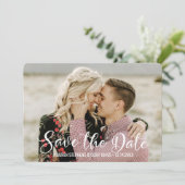 Save The Date Script blanc et noir lettres main (Debout devant)