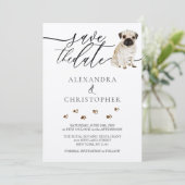 Save The Date script calligraphique de mariage de chiot Carlin (Debout devant)