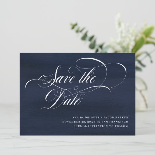 Save The Date Script élégant | bleu foncé (Debout devant)