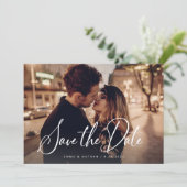 Save The Date Script élégant et noir | Deux photos et code QR (Debout devant)