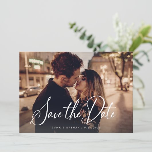 Save The Date Script élégant et noir | Deux photos et code QR (Debout devant)