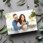 Save The Date Script intemporel | Photo Enregistrer la date<br><div class="desc">Un mariage élégant enregistrer la carte postale de date conçue pour accueillir votre photo fiançailles horizontale ou paysagère préférée. "Enregistrer la date" apparaît dans le script de calligraphie à la main non noir avec vos noms, date mariage et emplacement en dessous. Les cartes retournent à un motif botanique subtil avec...</div>
