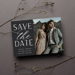 Save The Date Script lisse | Mariage photo unique<br><div class="desc">Une carte de datation moderne conçue pour accueillir votre photo fiançailles verticale préférée. "Enregistrer la date" apparaît à côté de votre photo en bloc blanc et en écriture de script, avec vos noms, date mariage et emplacement du mariage en dessous. Les cartes postales sont inversées pour révéler d'autres détails de...</div>